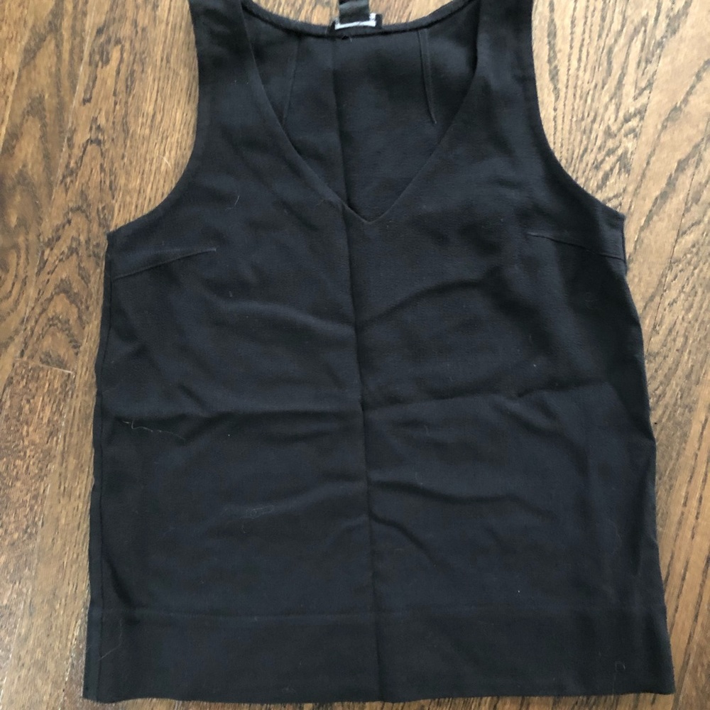 Fabulous black v-neck crepe tank by Club Monaco 🖤